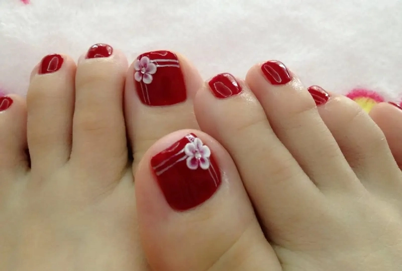 Nail chân đỏ mận kẻ sọc phá cách hiện đại