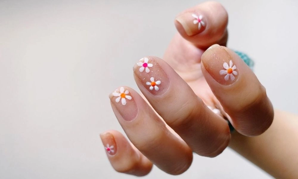 Nail bông hoa nhỏ nhắn mang vẻ đẹp dịu dàng