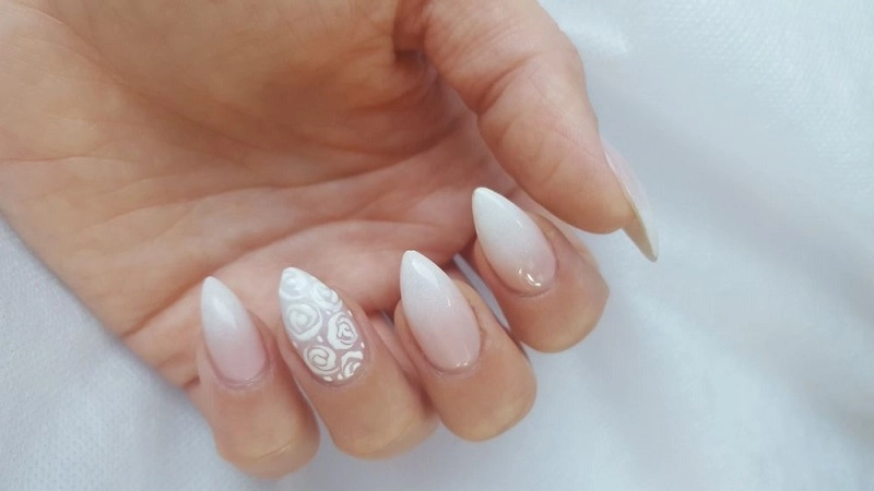 Vẽ nail hoa hồng nghệ thuật độc đáo cuốn hút