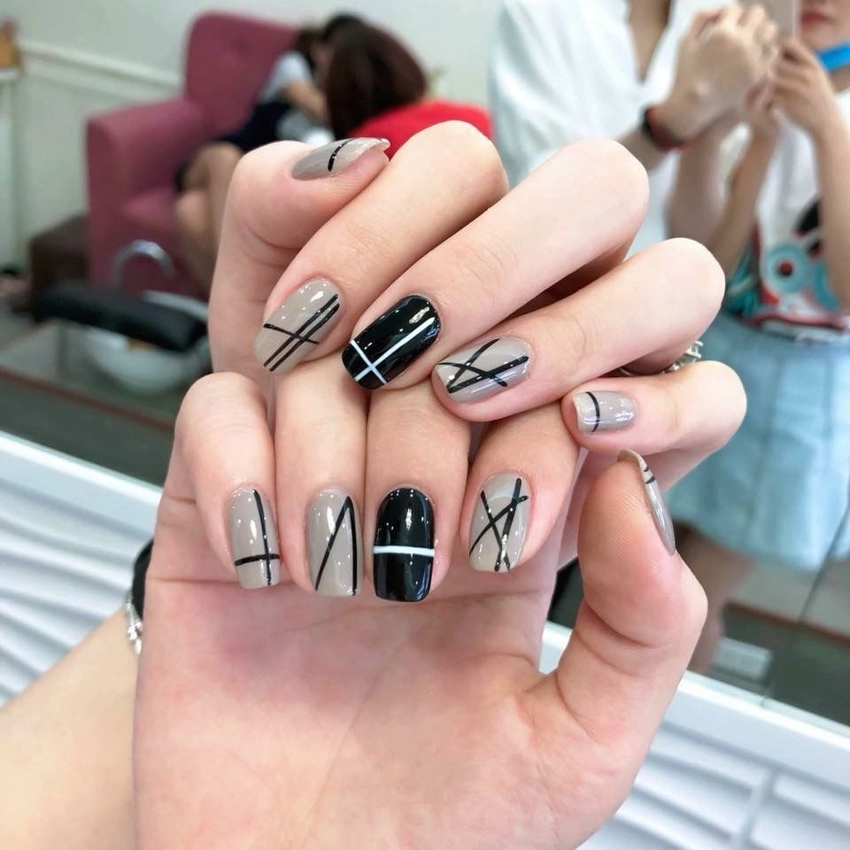 Những mẫu nail kẻ sọc đẹp hiện đại thời thượng