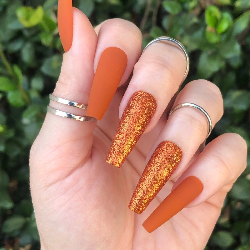 Màu nail cam đất thanh lịch tôn da cuốn hút