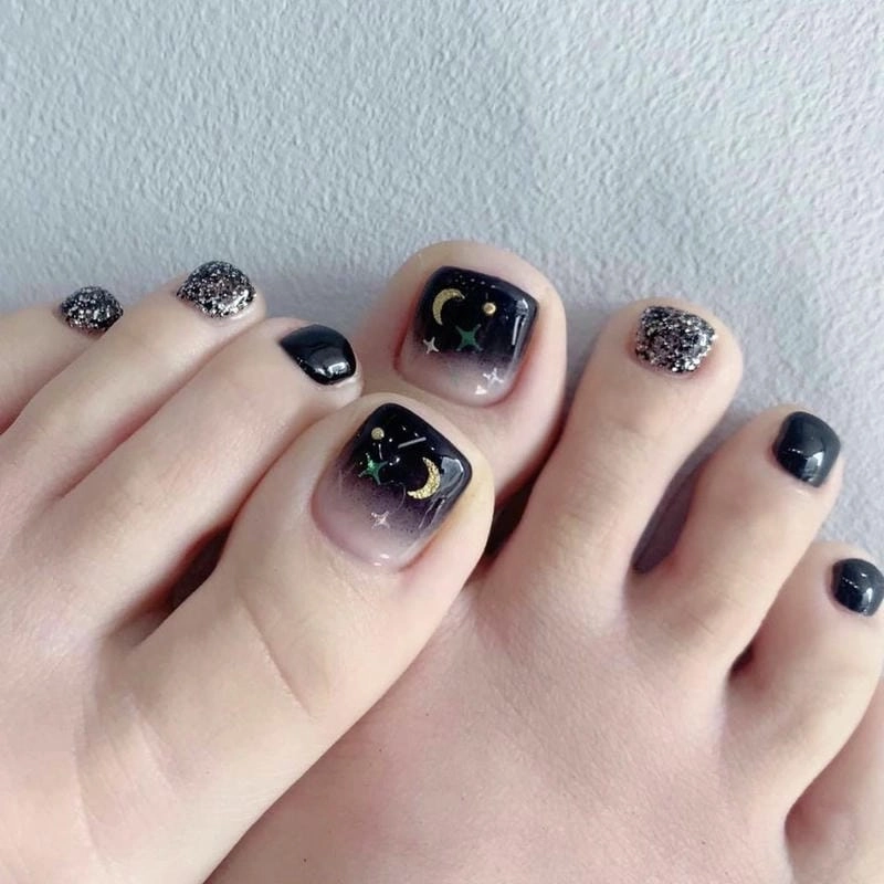 Nail chân màu đen đơn giản tinh khôi hiện đại