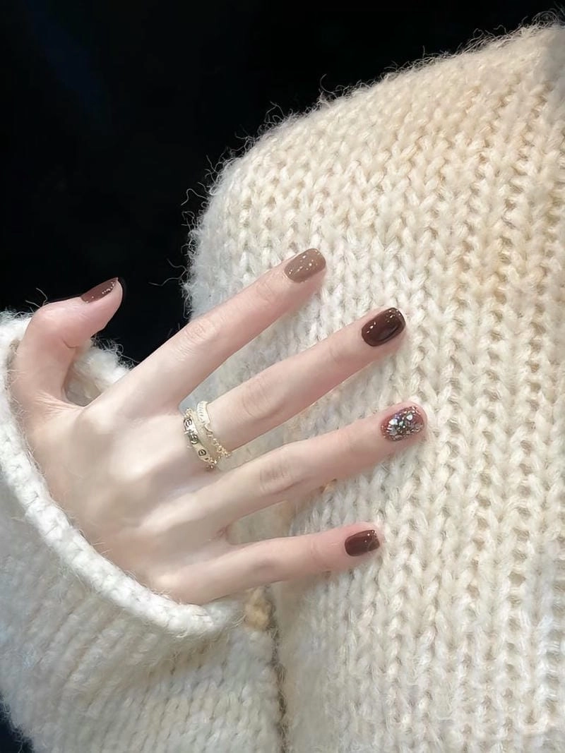 Nail tay màu nâu nhạt đính đá nổi bật kiêu kỳ