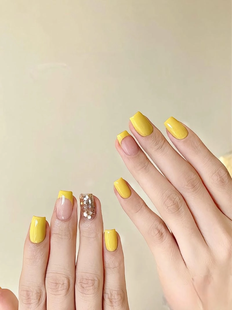 Các mẫu nail màu vàng sang trọng thời thượng