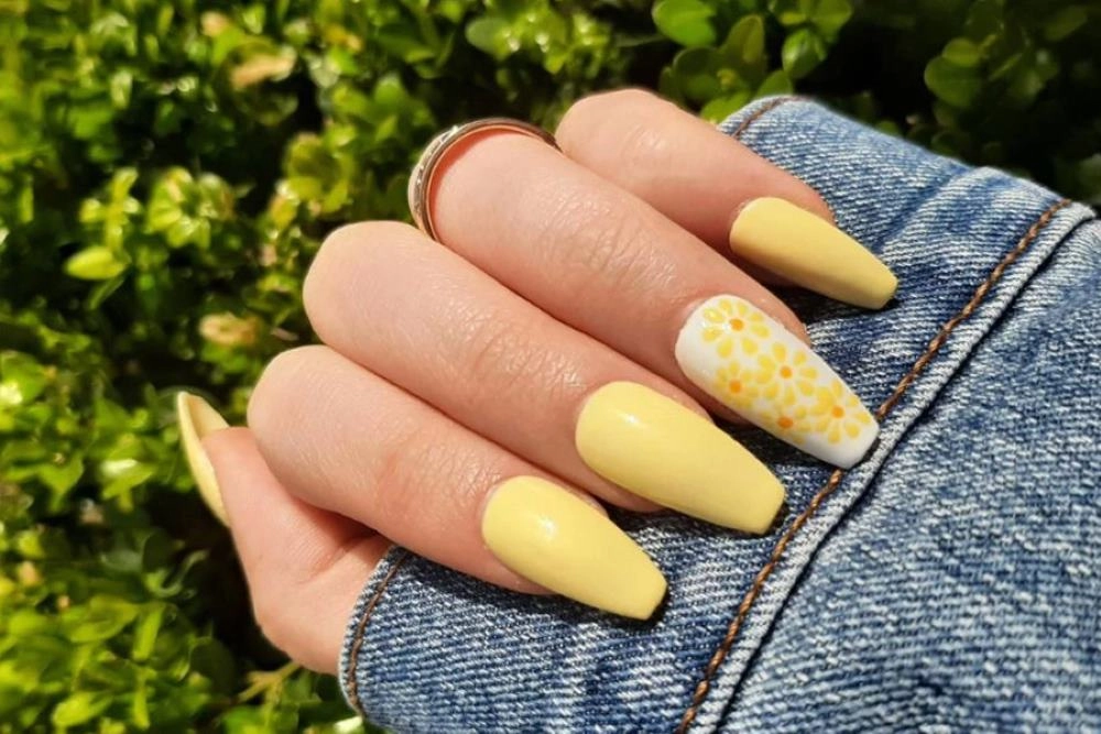 Nail màu vàng rực rỡ trẻ trung cuốn hút
