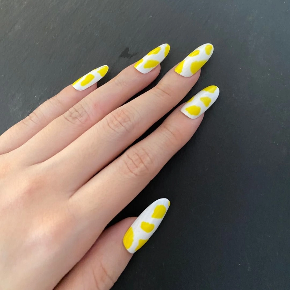 Mẫu nail màu vàng chanh trẻ trung xinh xắn