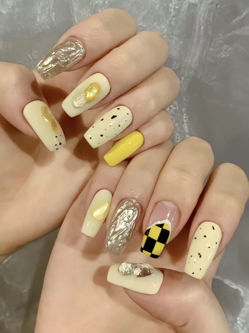 Nail màu vàng pastel dịu dàng nữ tính