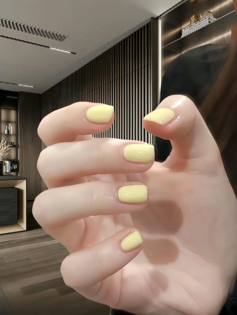 Nail tay màu vàng thanh lịch hợp xu hướng