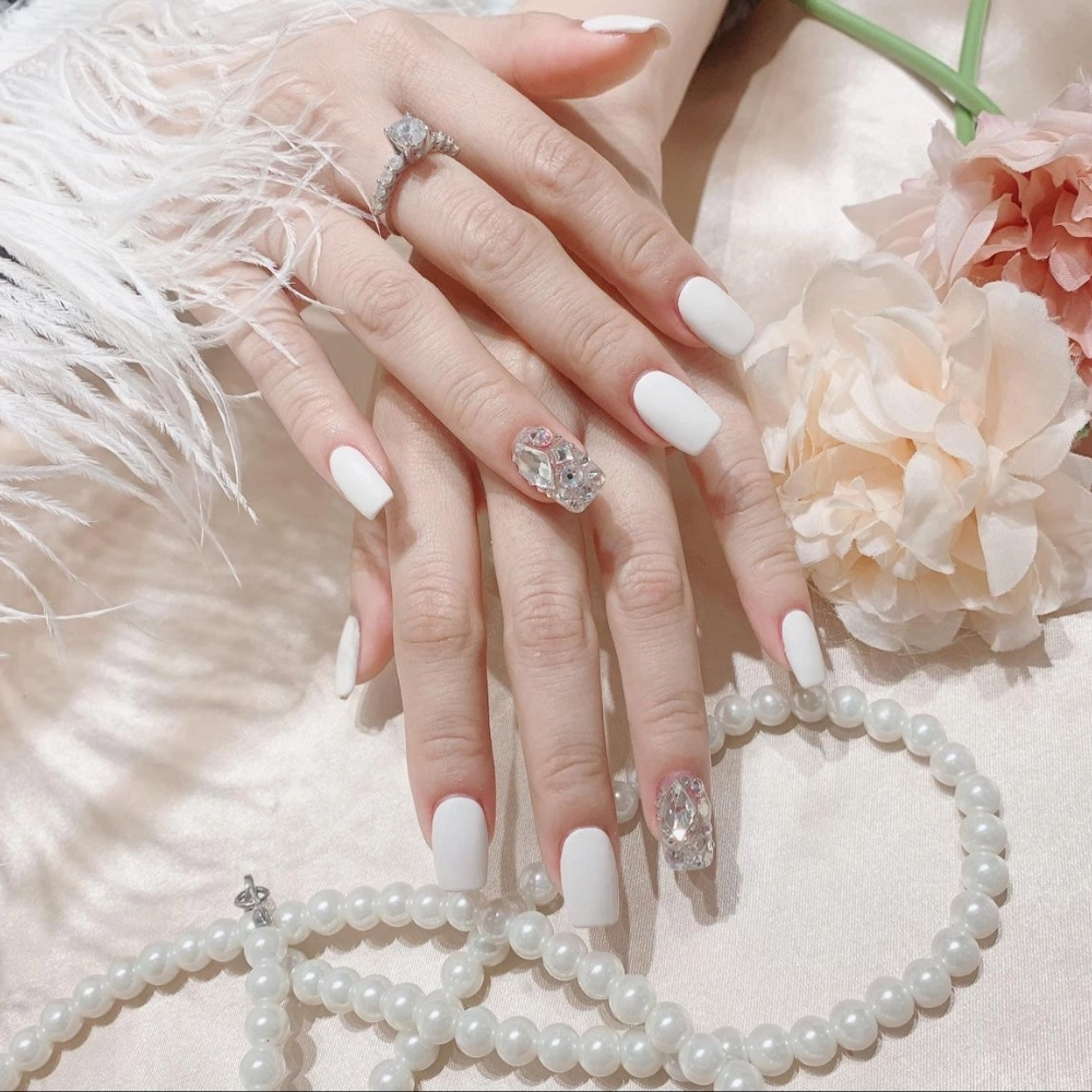 Nail trắng sữa tráng gương thời thượng sang chảnh