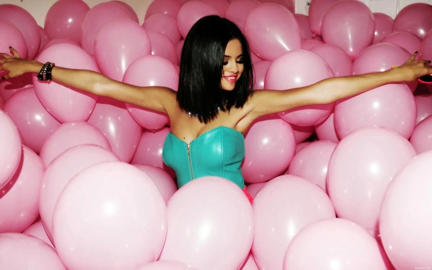 Love song Selena Gomez tình khúc lãng mạn khiến fan thổn thức