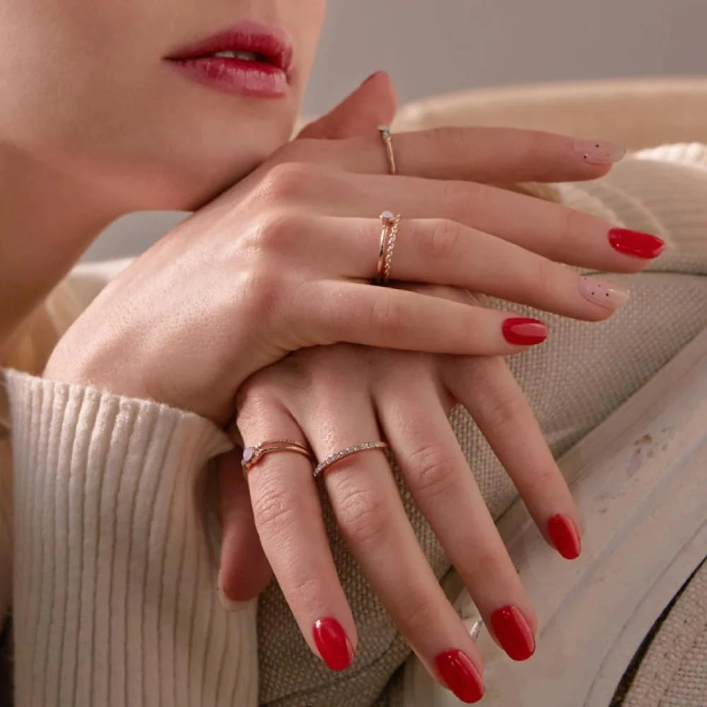 Móng sơn đỏ tinh tế cuốn hút mọi ánh nhìn