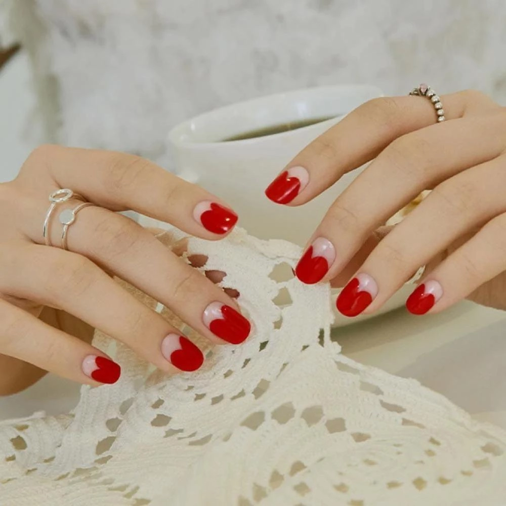 Sơn móng tay gel màu đỏ trẻ trung thời thượng