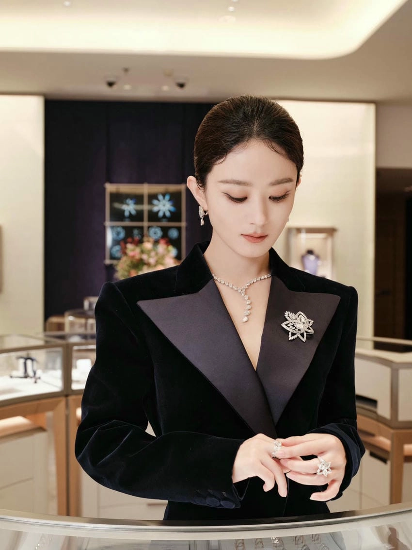 Triệu Lệ Dĩnh sinh năm bao nhiêu vẫn giữ được nét trẻ trung