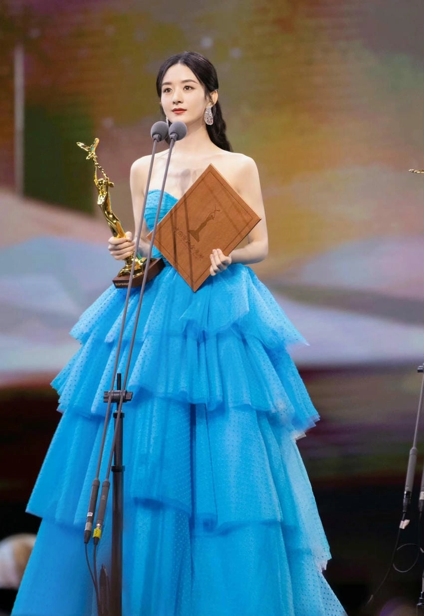 Triệu Lệ Dĩnh nhận giải khẳng định tài năng được công nhận