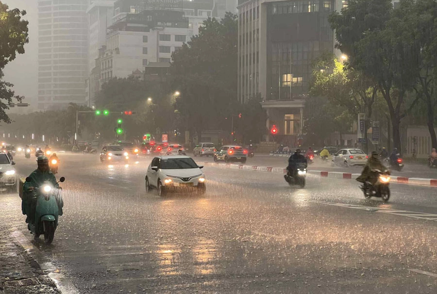 Lượng mưa kéo dài khiến không gian và vạn vật luôn trong trạng thái ẩm ướt