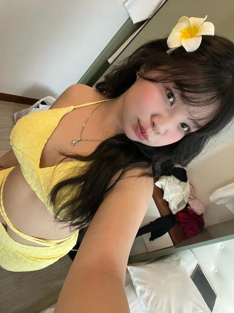 Thả dáng sexy cùng ảnh gái mặc bikini hở