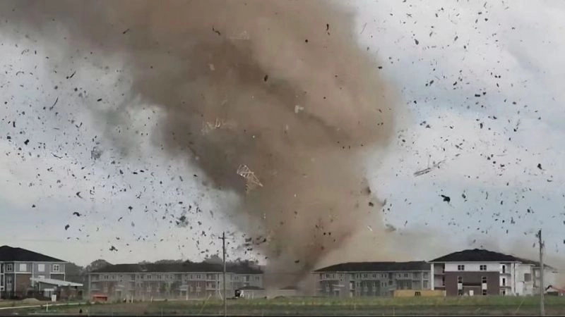 Gió xoáy mạnh xoay quanh tâm bão ngoại nhiệt đới