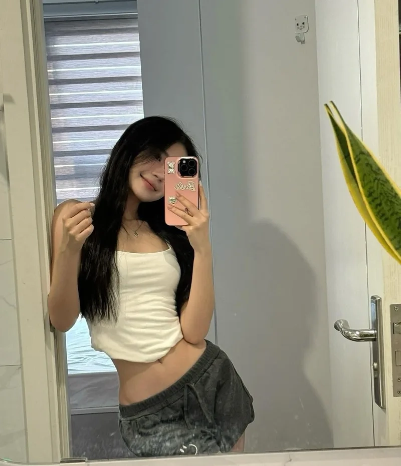 Phong cách dễ thương cùng body của gái xinh