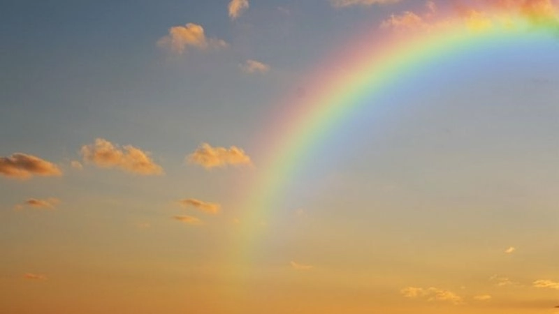 Tán sắc ánh sáng tạo nên màu sắc rực rỡ của cầu vồng