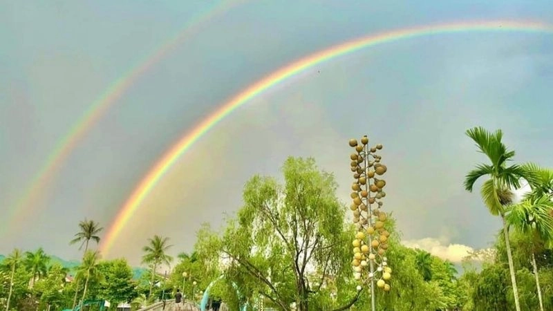 Cầu vồng đôi là hiện tượng quang học tạo hai dải màu