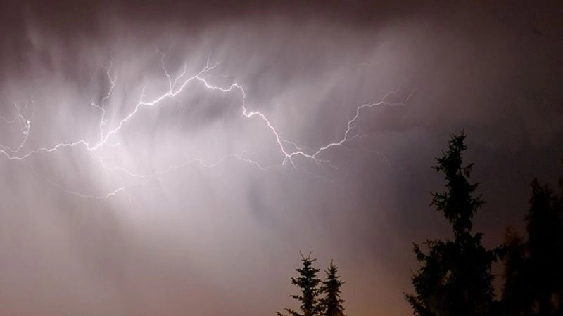 Chớp là ánh sáng phát ra do sự phóng điện trong khí quyển