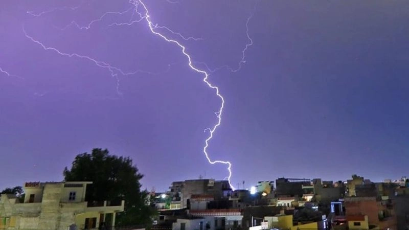 Điện tích trong mây tăng mạnh tạo điều kiện phát sinh chớp