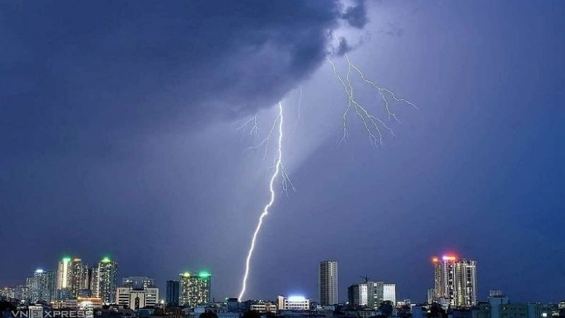 Kênh dẫn điện trong mây giúp chớp truyền đi với tốc độ lớn