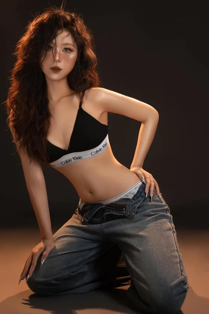 Desktop thêm sinh động nhờ hình nền cô gái xinh đẹp