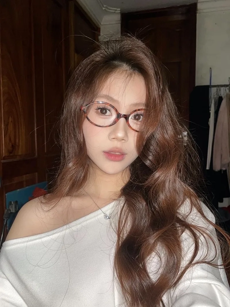 Biểu tượng online dễ thương với Gái xinh cute đeo kính