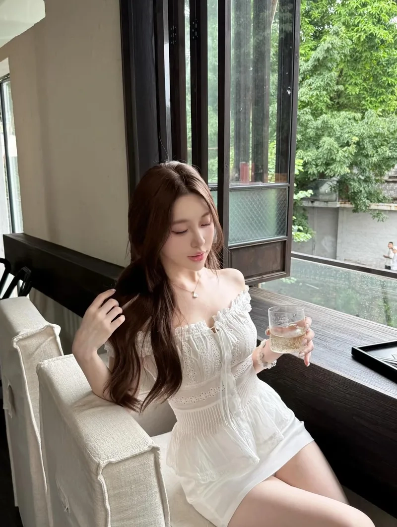 Tỏa sáng mạng xã hội cùng gái xinh đẹp mặc váy ngắn