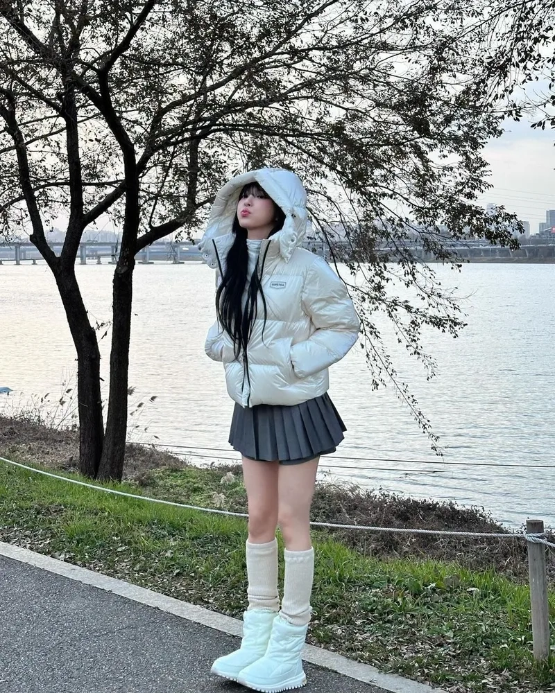 Trang trí điện thoại với hình nền gái xinh mặc váy