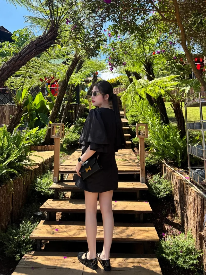 Thả tim cho Gái xinh tóc dài đeo kính sống động và sắc nét