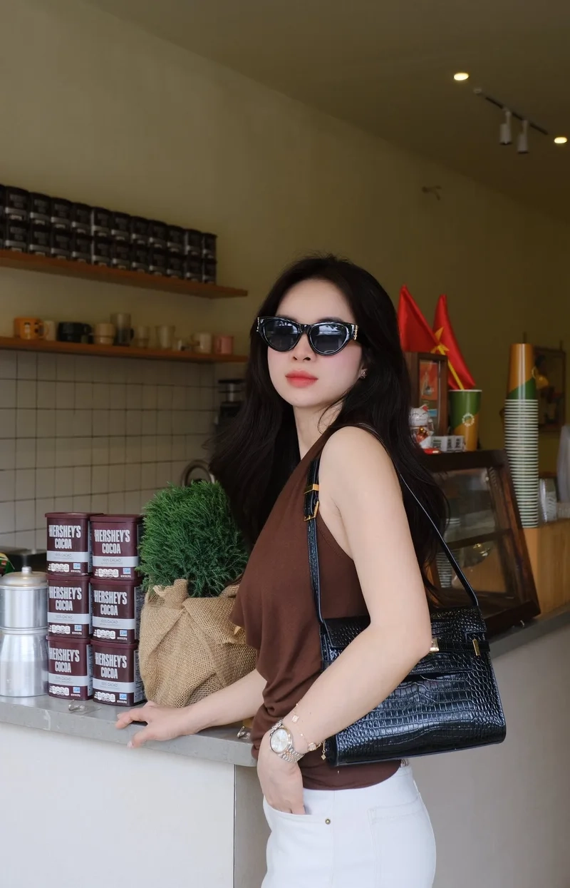 Sưu tầm Ảnh gái xinh tóc dài đeo kính sắc nét cho màn hình