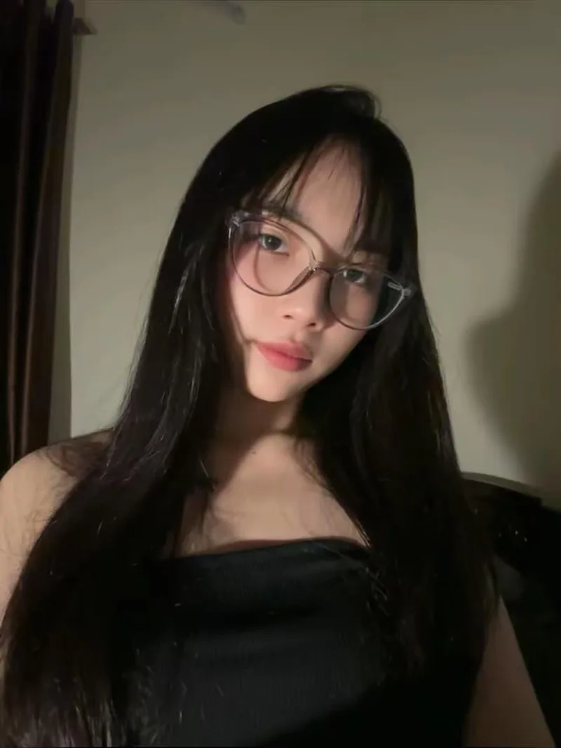 Thích thú với Gái xinh đeo mắt kính tóc dài cực dễ thương