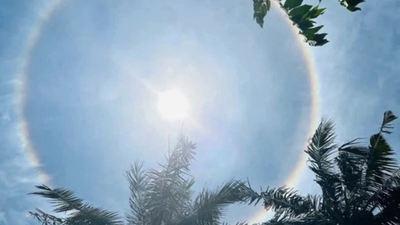 Tán xạ ánh sáng qua lớp mây tạo vòng sáng của hào quang