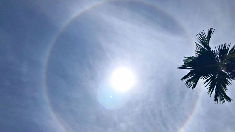 Ánh sáng khúc xạ trong tinh thể tạo quầng hào quang