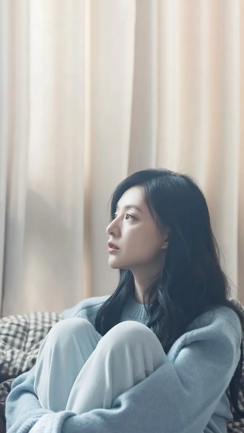 Nhìn sâu vào cảm xúc với hình ảnh con gái buồn