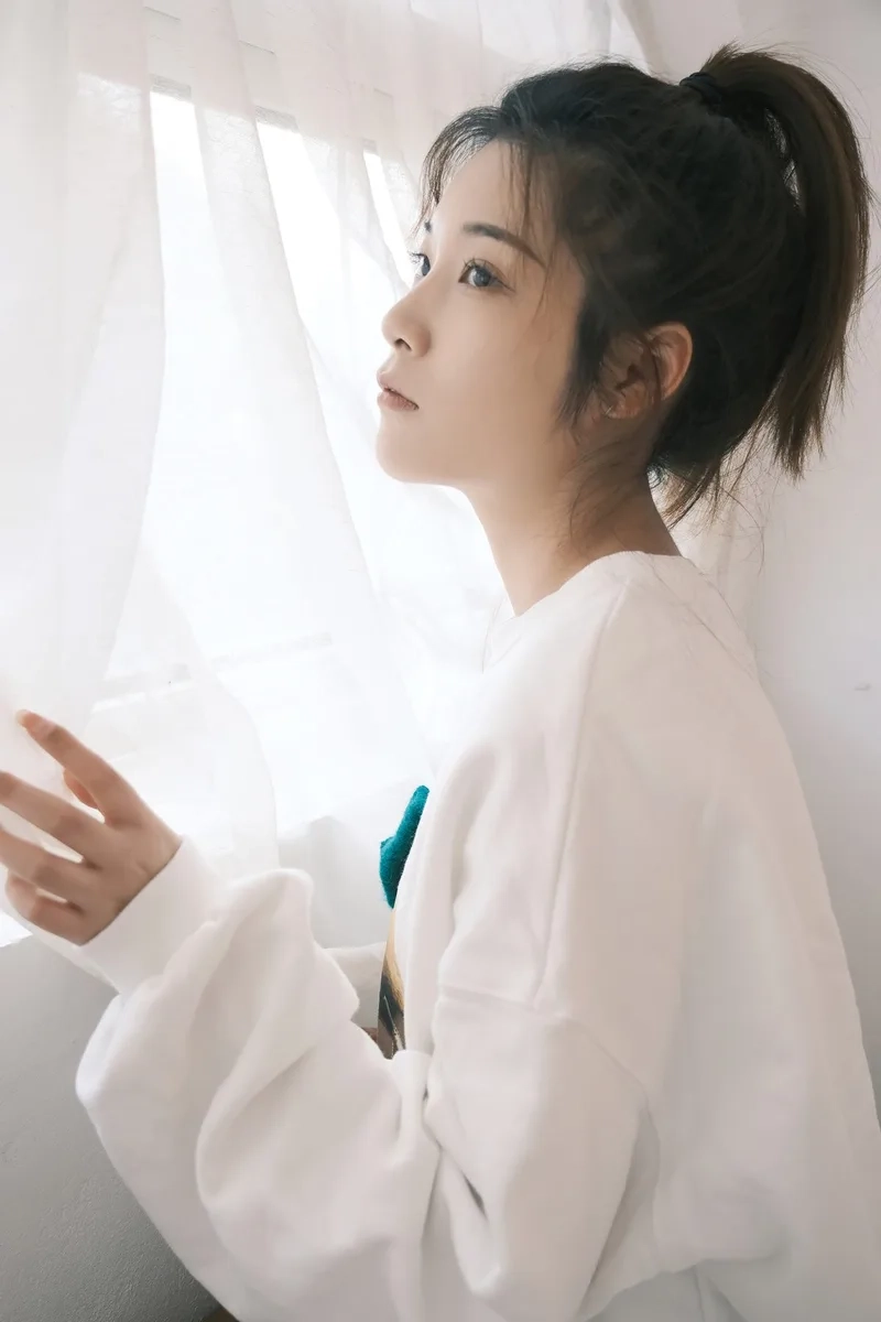 Tâm trạng nhẹ nhàng với hình ảnh buồn con gái