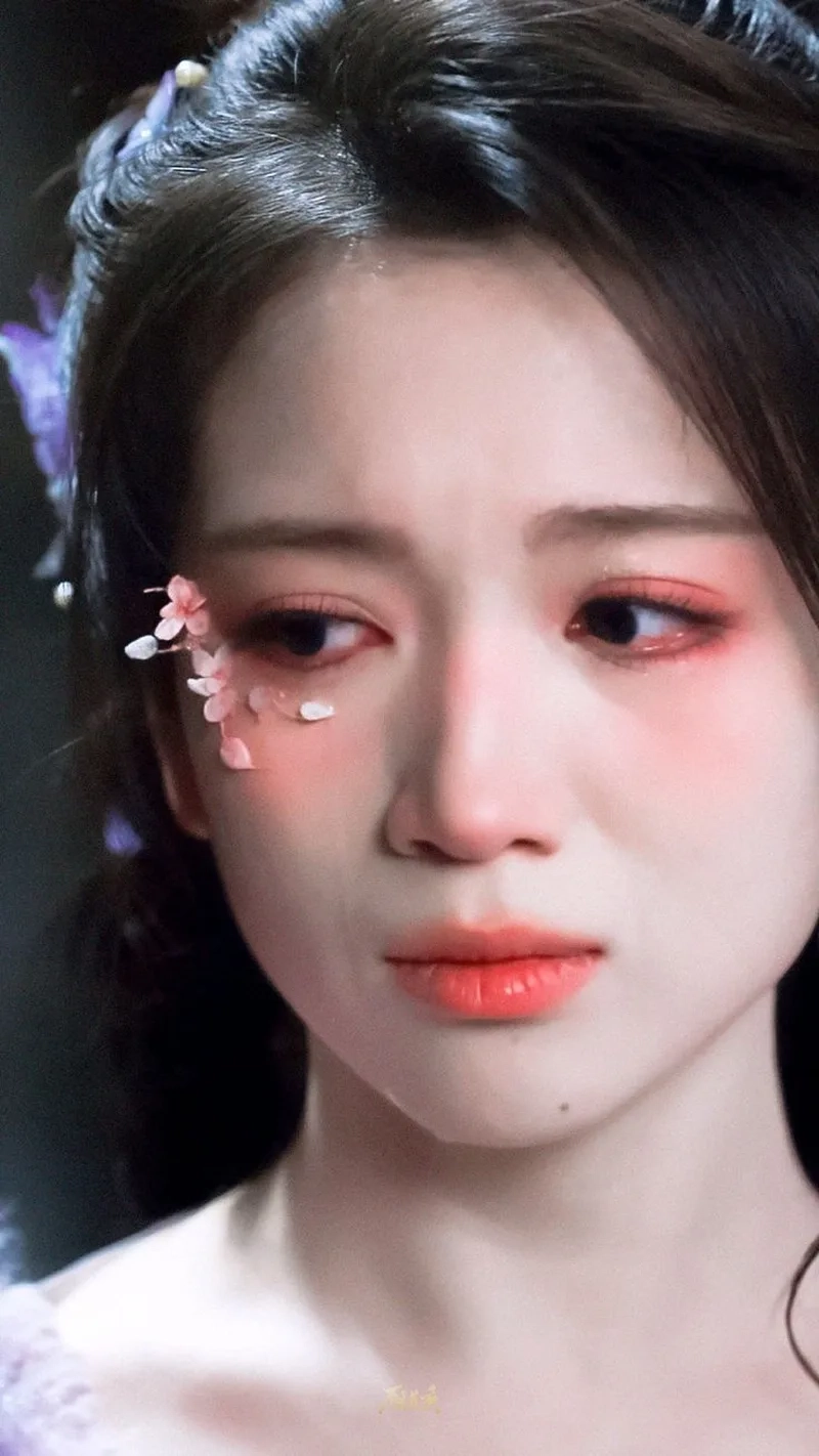 Cảm xúc vỡ òa với hình ảnh cô gái khóc buồn