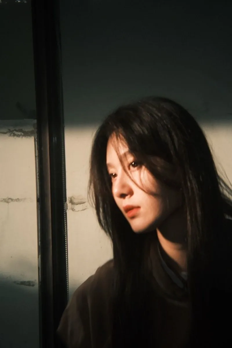 Ngắm nhìn nỗi buồn trong hình ảnh gái buồn