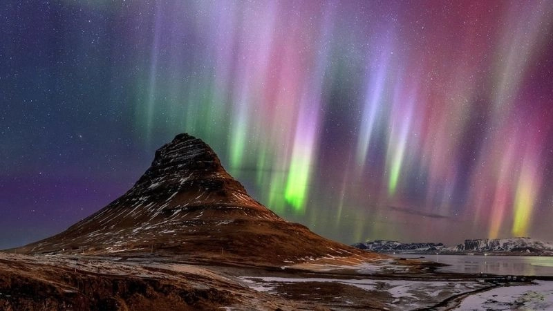 Hoàng hôn làm màu sắc bầu trời rực rỡ và ấm áp hơn