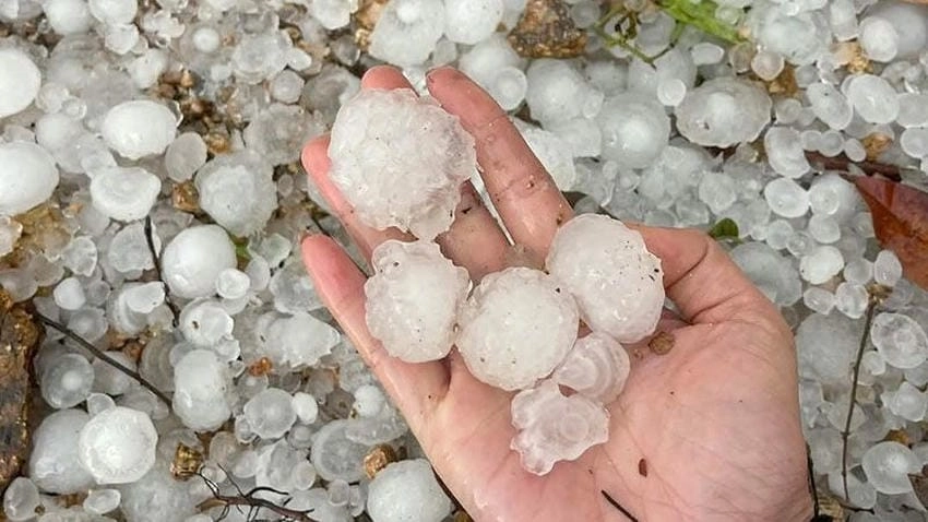 Hạt nước đóng băng rơi xuống đất chính là bản chất của mưa đá