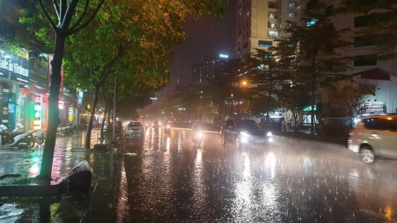 Độ ẩm không khí tăng cao rõ rệt trong mưa đêm