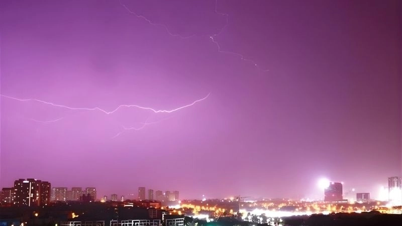 Điện tích trong khí quyển tăng cao khi có mưa dông