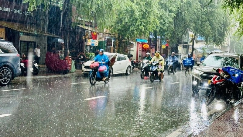 Bình minh trở nên mờ ảo khi xuất hiện mưa sáng