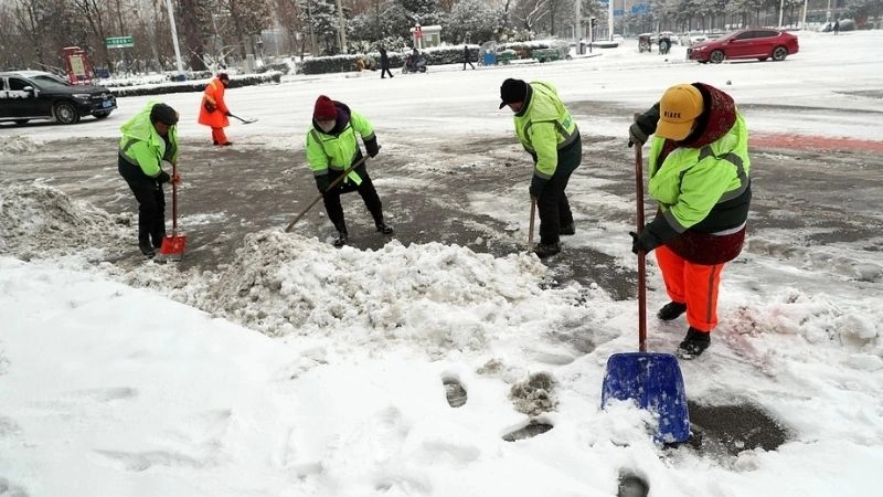 Nguy hiểm gia tăng do đường trơn trượt trong mưa tuyết