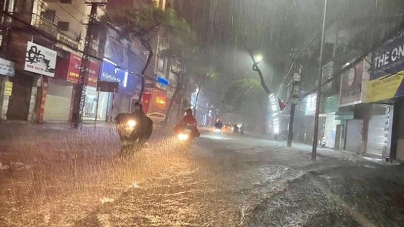 Áp suất khí quyển giảm thấp cảnh báo nguy cơ mưa