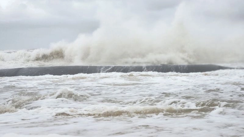 Sóng biển mạnh dần khi nước dâng do bão đạt đỉnh