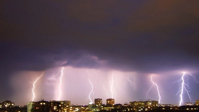 Sấm vang lên dữ dội sau khi sét được phóng ra