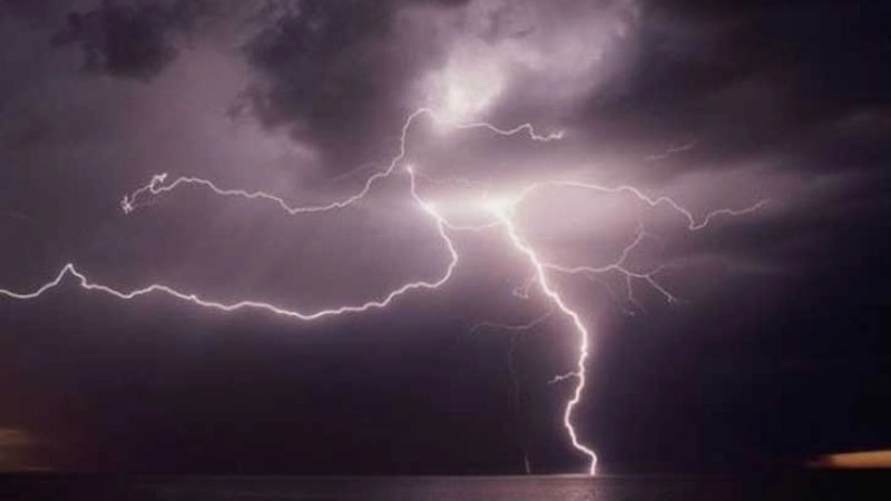Đám mây tích điện mạnh dẫn đến phóng tia sét